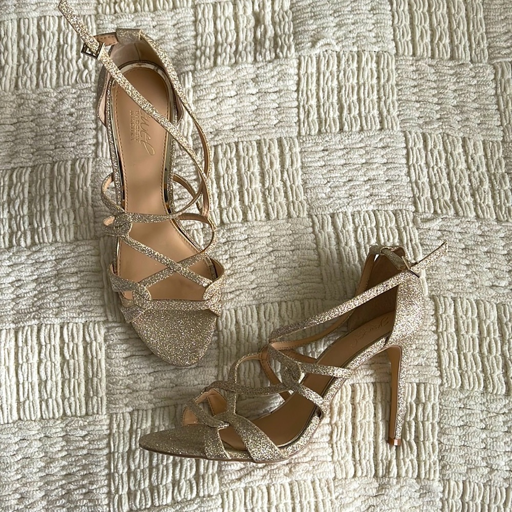 Size 8.5 gold glitter Badgley Mischka heels.
